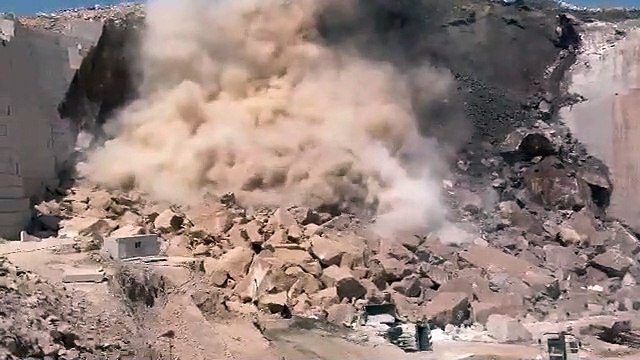 بالفيديو.. مصرع 6 وإصابة 4 آخرين في انهيار صخري بعمان