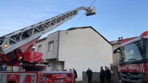 Sultanbeyli'de iki katlı evin çatısında çıkan yangın söndürüldü