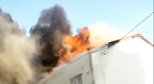 Son dakika haber | SULTANBEYLİ'DE 2 KATLI BİNANIN ÇATISINDA YANGIN ÇIKTI