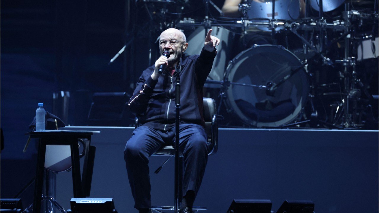 Voici - Phil Collins, soutenu par les membres de Genesis, debout lors de leur dernier concert