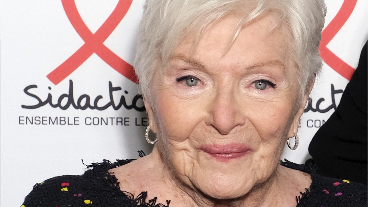 VOICI : Line Renaud : comment elle s'est vengée d'Edith Piaf après un sale coup de la chanteuse