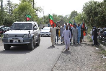 İSLAMABAD - Muhalefetin "güvensizlik oylaması" önergesine İmran Han'dan mitingli yanıt