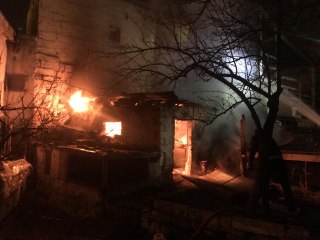 Kömürlükte çıkan yangın söndürüldü