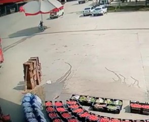 RÜZGARDA TUTMAK İSTEDİĞİ ŞEMSİYEYLE SÜRÜKLENDİ; O ANLAR KAMERADA