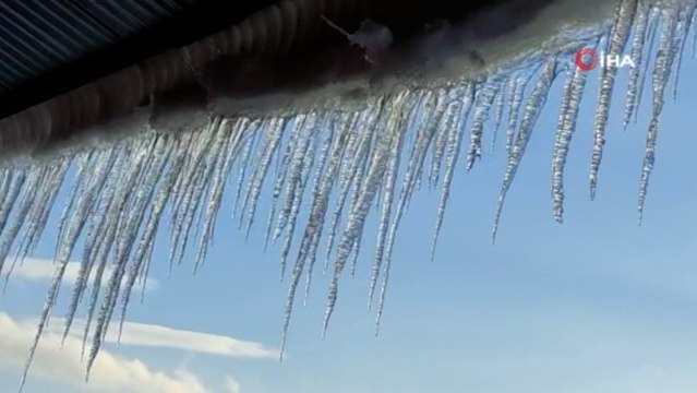 Dev buz sarkıtları görenleri hayrete düşürdü