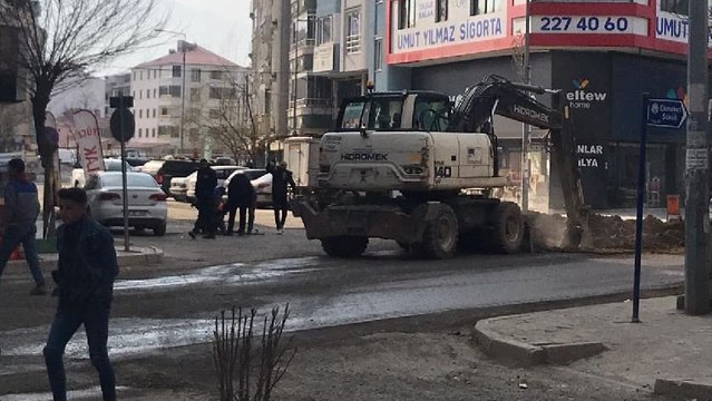 Iğdır’da doğalgaz borusu patladı, vatandaşlar film izler gibi izledi