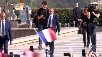 زمور متهم بالسماح للحشود بإطلاق هتاف "ماكرون قاتل"