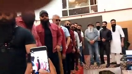 रॉयल वॉक करते हुए पहुंचे बियर्ड मॉडल