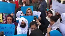Des dizaines de personnes manifestent à Kaboul, exigeant que les talibans rouvrent les écoles secondaires pour filles.