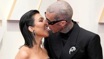 Oscar'a katılan Kourtney Kardashian ve Travis Barker, kırmızı halıda öpüştü