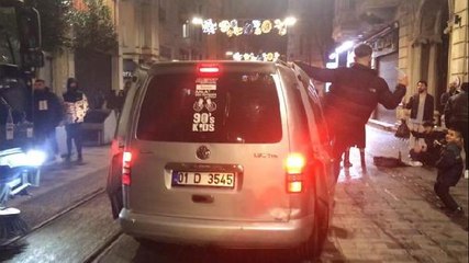 İSTİKLAL CADDESİ'NDE ŞOV YAPAN TRAFİK MAGANDALARI POLİSE YAKALANDI