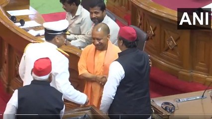 VIDEO : सीएम योगी ने विधानसभा में मुस्कुराते हुए अखिलेश से मिलाया हाथ, कंधे पर रखा हाथ