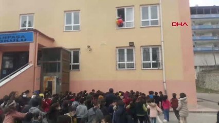 YENİ HAYATININ HER YIL DÖNÜMÜNDE ÇOCUKLARI SEVİNDİRİYOR