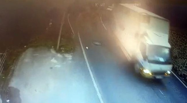 Son dakika haberleri: İstanbul'da akıl almaz kaza kamerada: Kamyonet uçurumdan alt sokağa uçup yan yattı