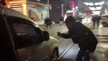 İstiklal Caddesi'nde arabayla şov yaparken polise yakalandılar