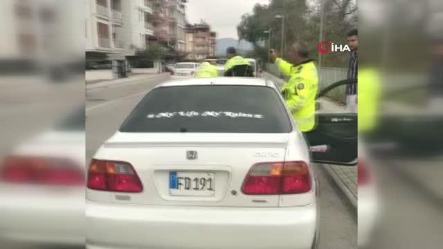 Gürültü kirliliği oluşturan aracın sürücülerine ceza kesildi, araç ise trafikten men edildi