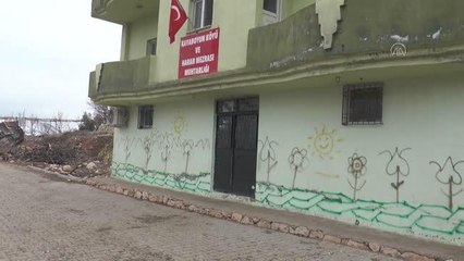Köy muhtarı, bürosunun bir bölümünü kütüphaneye dönüştürdü