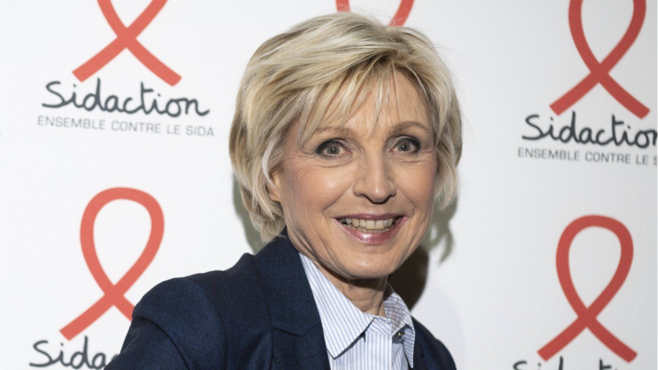 VOICI : Evelyne Dhéliat au top à 73 ans : elle dévoile tous les secrets de sa silhouette