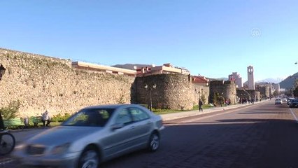 Arnavutluk'ta Elbasan Kalesi, duvarları içinde "anıtlar mozaiği" oluşturuyor