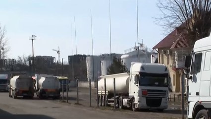 مراسل الجزيرة يرصد واقع المنشأة النفطية المستهدفة في لفيف