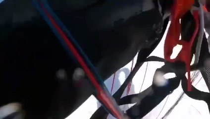 Un parapentiste en ski s'élance d'une montagne et... se mange rapidement la montage (Russie)