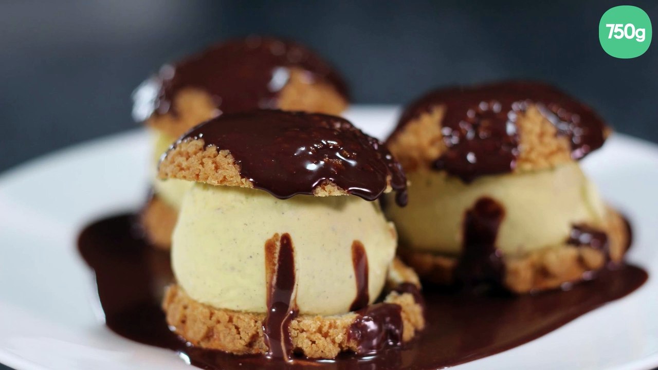 Profiteroles, glace vanille et sauce au chocolat