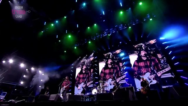 Les Foo Fighters chantent These Days en live