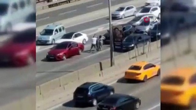 İstanbul'da çevreyolunu boks ringine çevirdiler! Korkunç kavga kamerada
