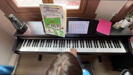 Trabzonsporlu minik taraftardan piyanoyla "Biz Dar Sokaklarında" marşı