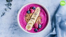 Smoothie bowl aux fruits rouges et banane