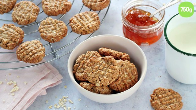 Biscuits aux flocons d'avoine, sarrasin, banane et zeste de citron