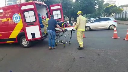 Mulher tem fratura na perna após se envolver em colisão na Rua Pernambuco