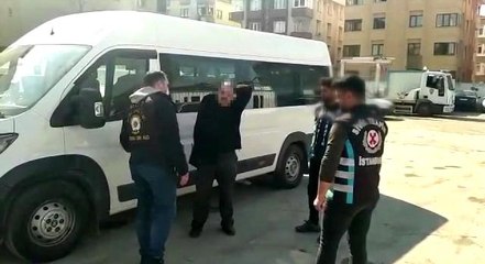 Bu kadarına da pes! Tek kollu sürücü, okul servisi kullanırken yakalandı