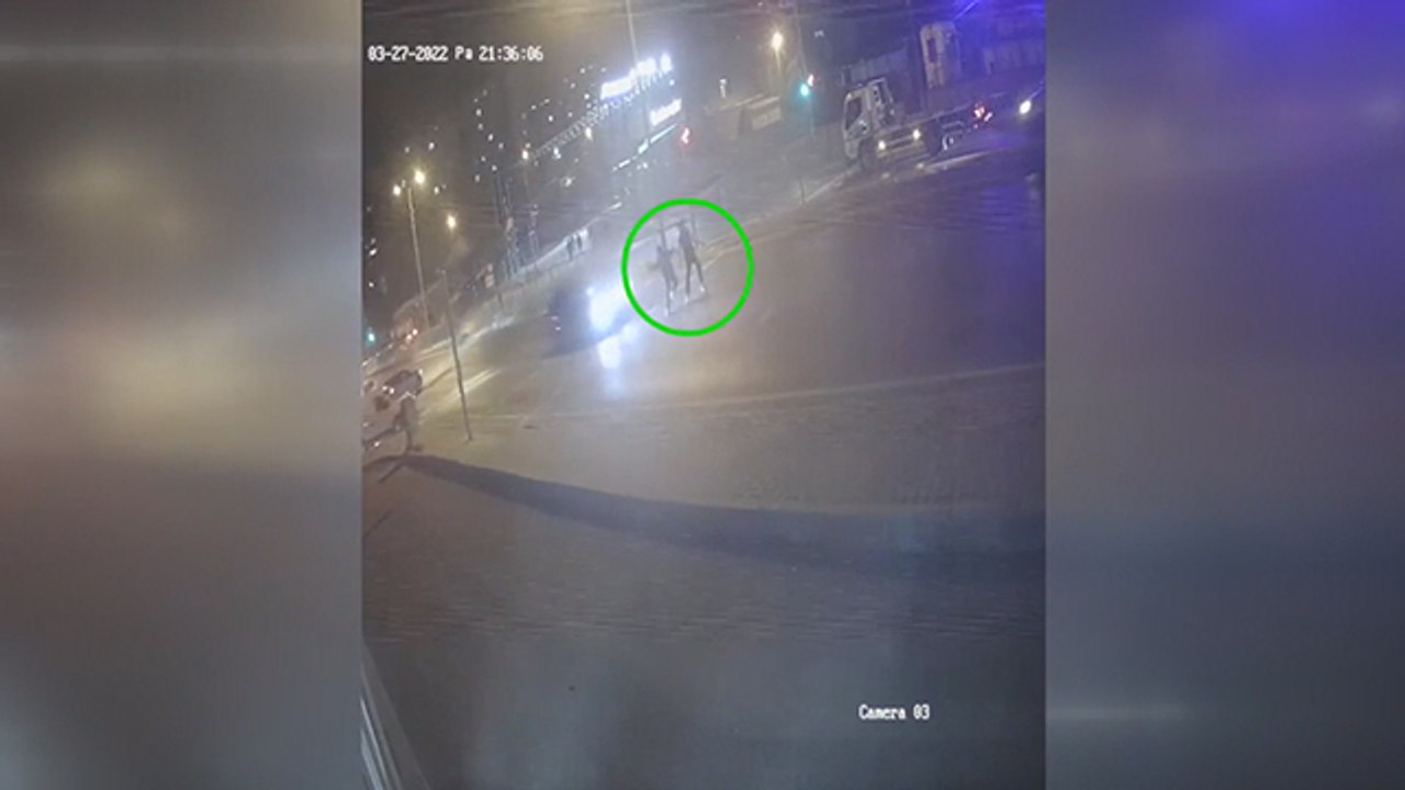 Yaya geçidinde karşıya geçmek isteyen 17 yaşındaki gence çarpan sürücünün alkollü olduğu iddia edildi