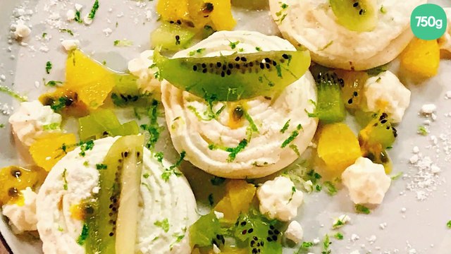 Pavlova à la mangue, kiwi et fruits de la passion