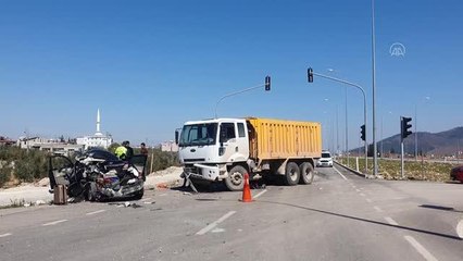0tomobille kamyonun çarpıştığı kazada 5 kişi yaralandı