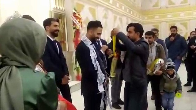 Düğünde damada sıvı yağ ve çay takıldı