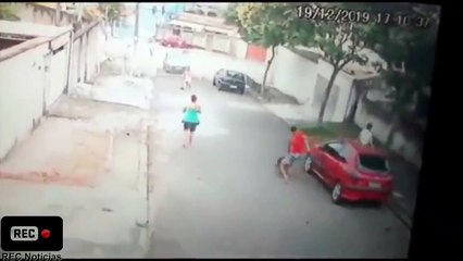 Un homme courageux sauve cet enfant d'un pitbull enragé