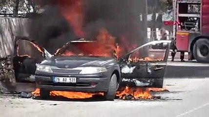 Van'da seyir halindeki otomobil alev alev yandı!