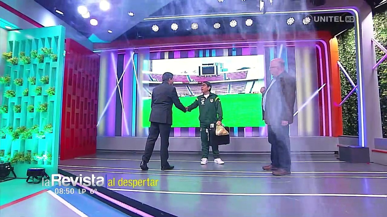 Humor: César Frías llegó hasta La Revista cargado de un maletín y una bolsita de marraquetas