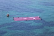 İHH, Çanakkale şehitleri için denizde dev bayrak açtı