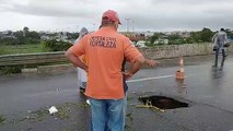 Oliveira Paiva: viaduto é interditado e Defesa Civil avalia danos causados por buraco