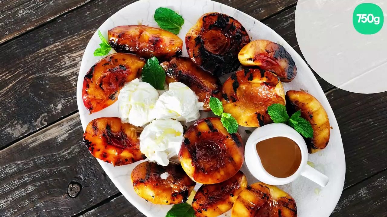 Pêches grillées, glace à la vanille, sauce caramel et beurre salé