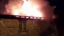 Son dakika haberi... Metruk evde çıkan yangın, çevre binalara sıçramadan söndürüldü