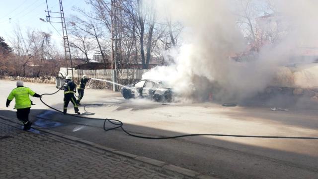 Alev alev yanan otomobil kullanılamaz hale geldi