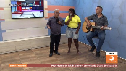 Catadora de reciclagem recebe surpresa de apresentador e ganha sua própria carroça para trabalhar