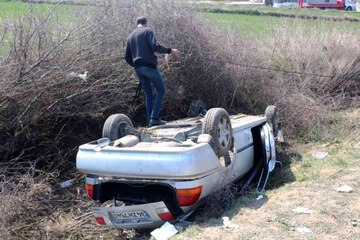 Hurdaya dönen otomobildeki 1'i bebek 5 kişi yaralandı