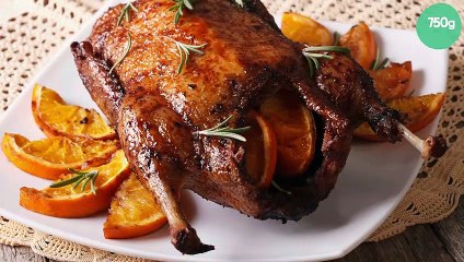 Canette cuite au four servie avec sa sauce à l'orange et au citron