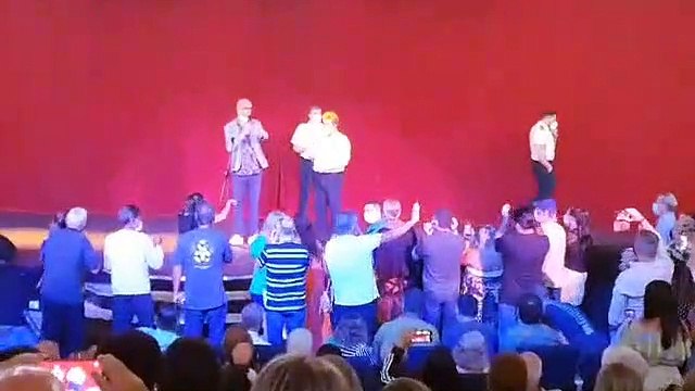 Navio cancela escalas por falta de combustível; passageiros protestam