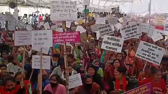 धरने पर राजीविका परियोजना के कार्मिक